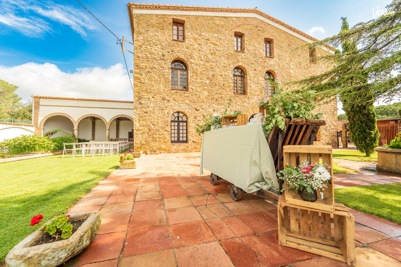 Elegant Mediterranean garden venue with peaceful outdoor surroundings.
