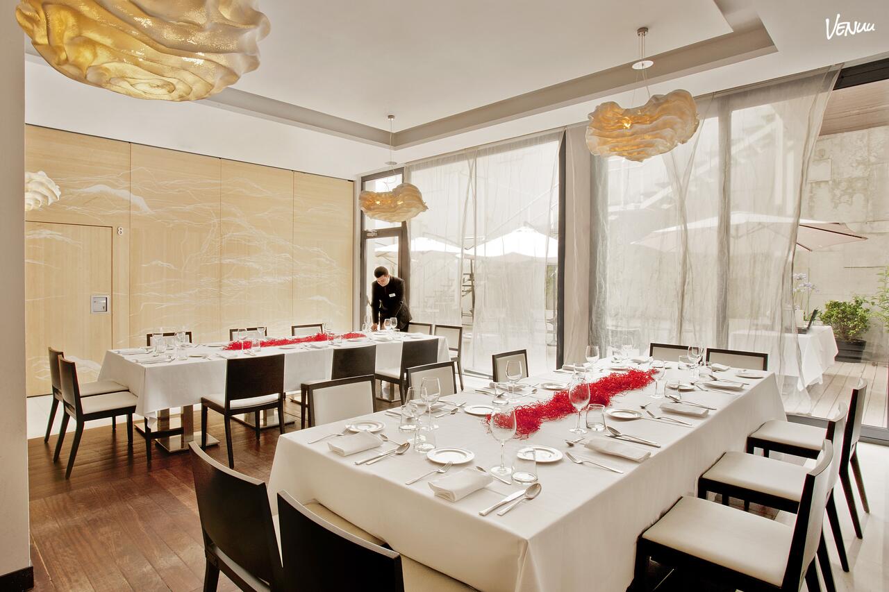 Contemporary elegant restaurant venue in central Barcelona for gala dinners and events.