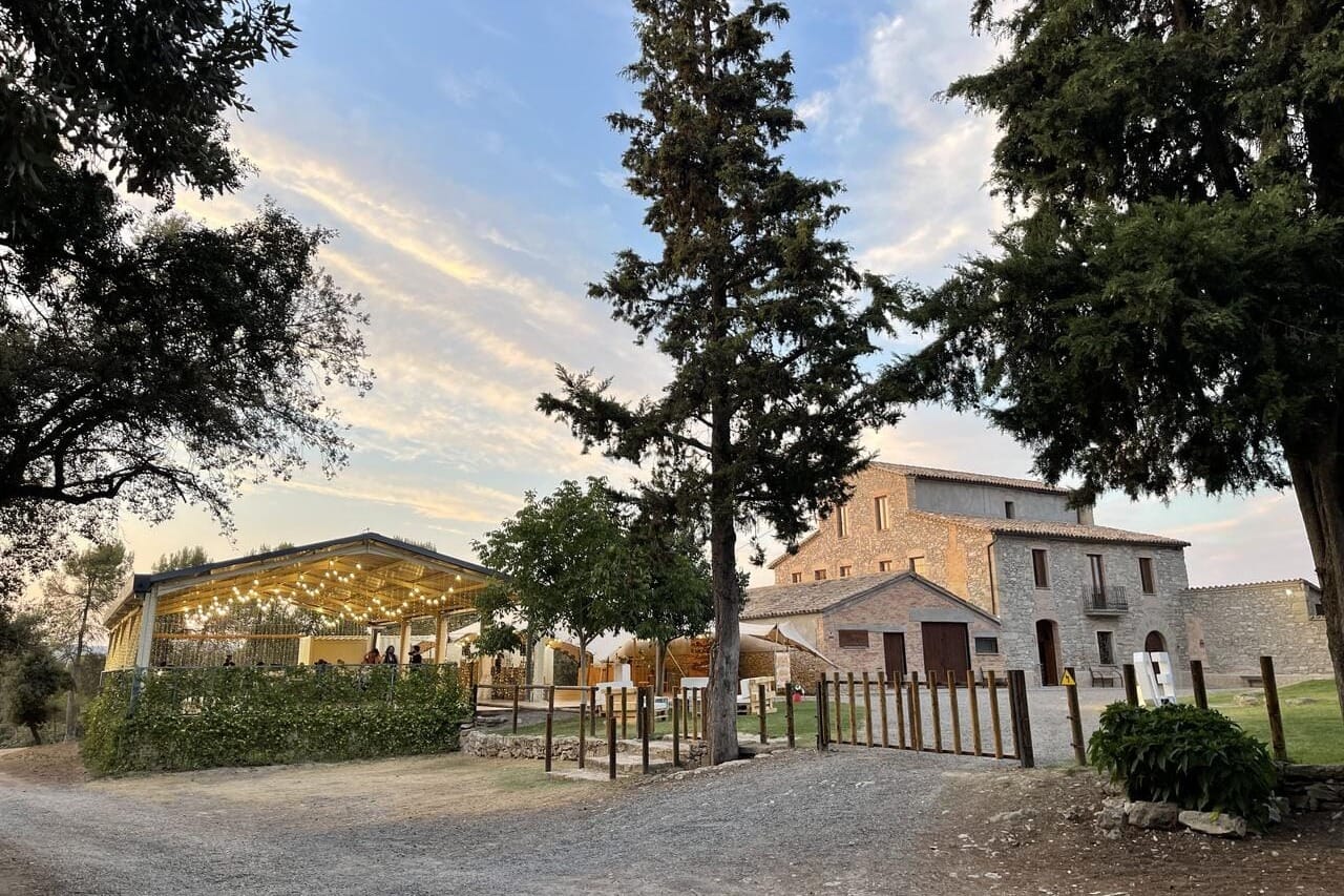 Les Quingles, rustic wedding venue surrounded by nature near Barcelona.