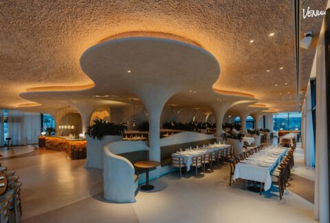 Restaurante modernista con vistas al mar