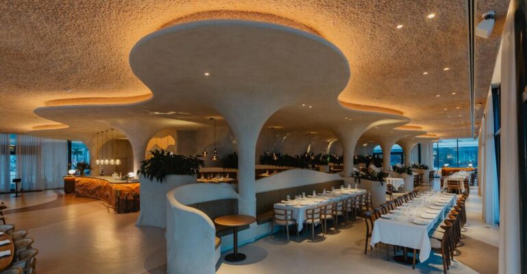 Restaurante modernista con vistas al mar