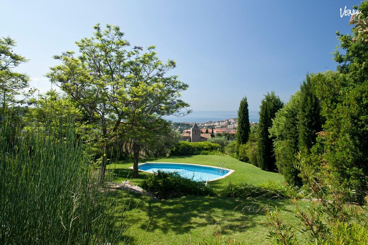 Countryside outdoor wedding venue surrounded by nature near Barcelona.