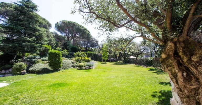 Elegant garden wedding venue near Barcelona for outdoor ceremonies.