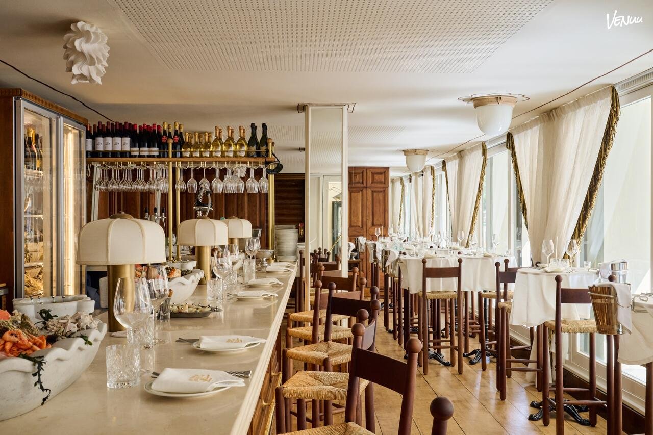 Stylish luxury dining venue in Barcelona for elegant celebrations.