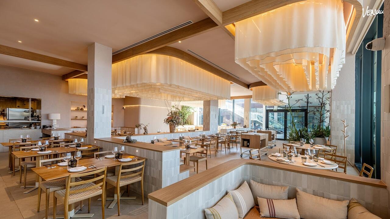 Contemporary luxury dinner venue in Barcelona with elegant interiors.