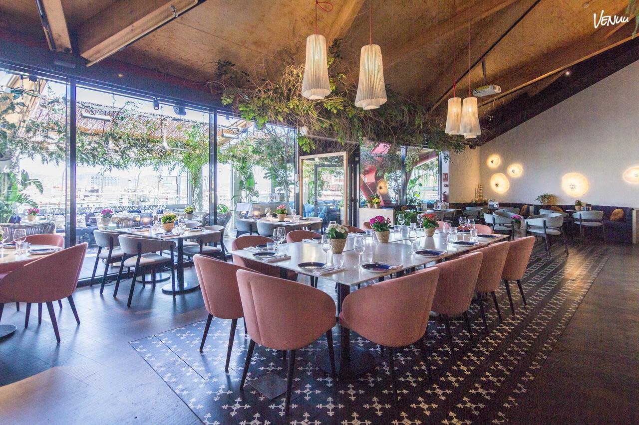 Elegant rooftop dinner venue in Barcelona with panoramic city views.